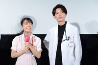 左から上白石萌音、佐藤健。