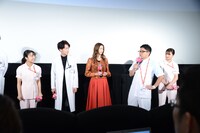 「恋はつづくよどこまでも」舞台挨拶の様子。