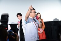 ツッコミを入れまくるミキの昴生（中央）。