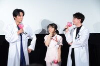 「恋はつづくよどこまでも」舞台挨拶の様子。左から毎熊克哉、上白石萌音、佐藤健。