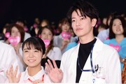 「恋はつづくよどこまでも」舞台挨拶の様子。左から上白石萌音、佐藤健。