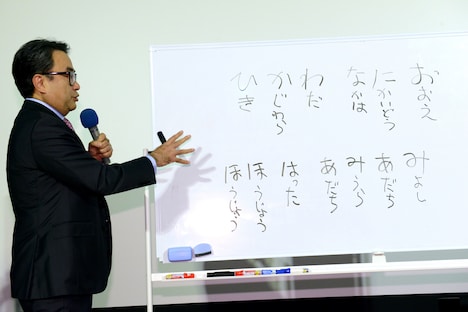 「ひかわなにお ほほはあみあみ」と13人の覚え方を伝授する三谷幸喜。