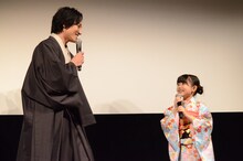 笑い合う藤原季節（左）と外村紗玖良（右）。