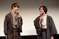 共同生活を振り返る宮沢氷魚（左）と藤原季節（右）。