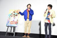 いれかえマンのポーズをレクチャーする賀来賢人（左）。