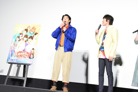 映画に父親が出ていると気付いたときの、我が子のリアクションを再現する賀来賢人(左)。