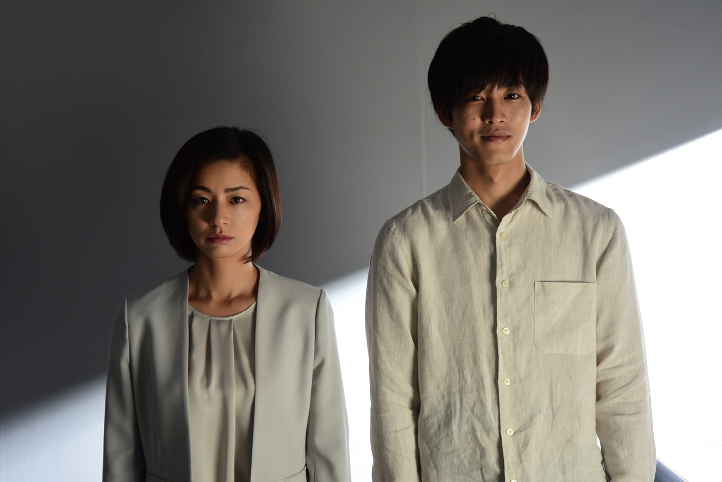 「微笑む人」ビジュアル