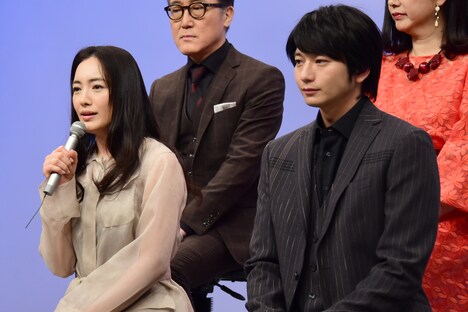 左から仲間由紀恵、向井理。