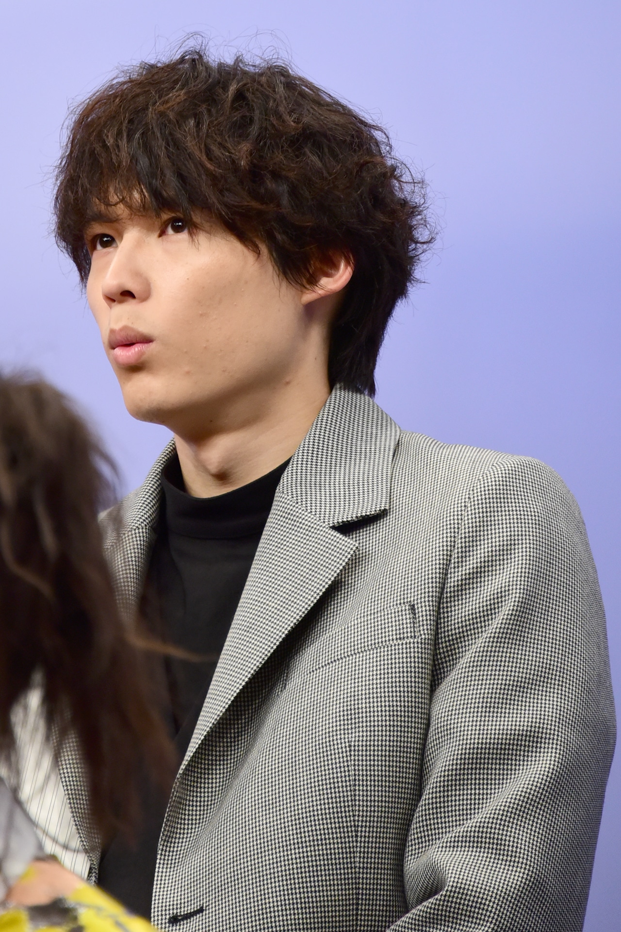 名取裕子の“きれいなメダカ”に関するトークを興味深そうに聴く松村北斗。