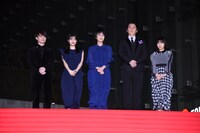 屋外に敷かれたレッドカーペットに姿を現したキャスト陣。