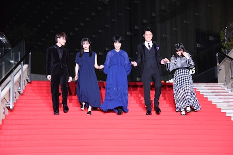 階段を下りるキャスト陣。