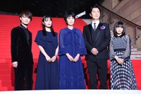左から神木隆之介、広瀬すず、松たか子、福山雅治、森七菜。