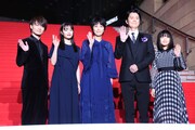 左から神木隆之介、広瀬すず、松たか子、福山雅治、森七菜。