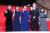 左から神木隆之介、広瀬すず、松たか子、福山雅治、森七菜。