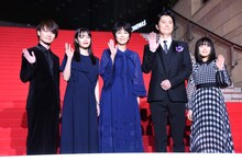 左から神木隆之介、広瀬すず、松たか子、福山雅治、森七菜。