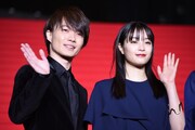 左から神木隆之介、広瀬すず。