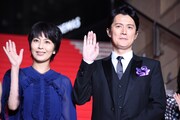 左から松たか子、福山雅治。