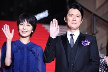 左から松たか子、福山雅治。