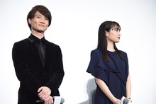 森七菜に鏡史郎の表情を指摘され、ニヤリとする神木隆之介（左）。