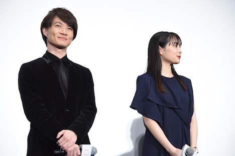 森七菜に鏡史郎の表情を指摘され、ニヤリとする神木隆之介（左）。