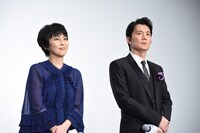 左から松たか子、福山雅治。