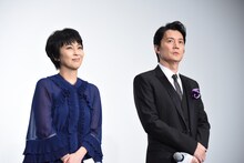 左から松たか子、福山雅治。