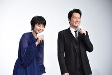 左から松たか子、福山雅治。