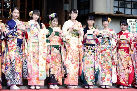 左からNiki、生見愛瑠、今泉佑唯、飯豊まりえ、浅川梨奈、大幡しえり、大原優乃。