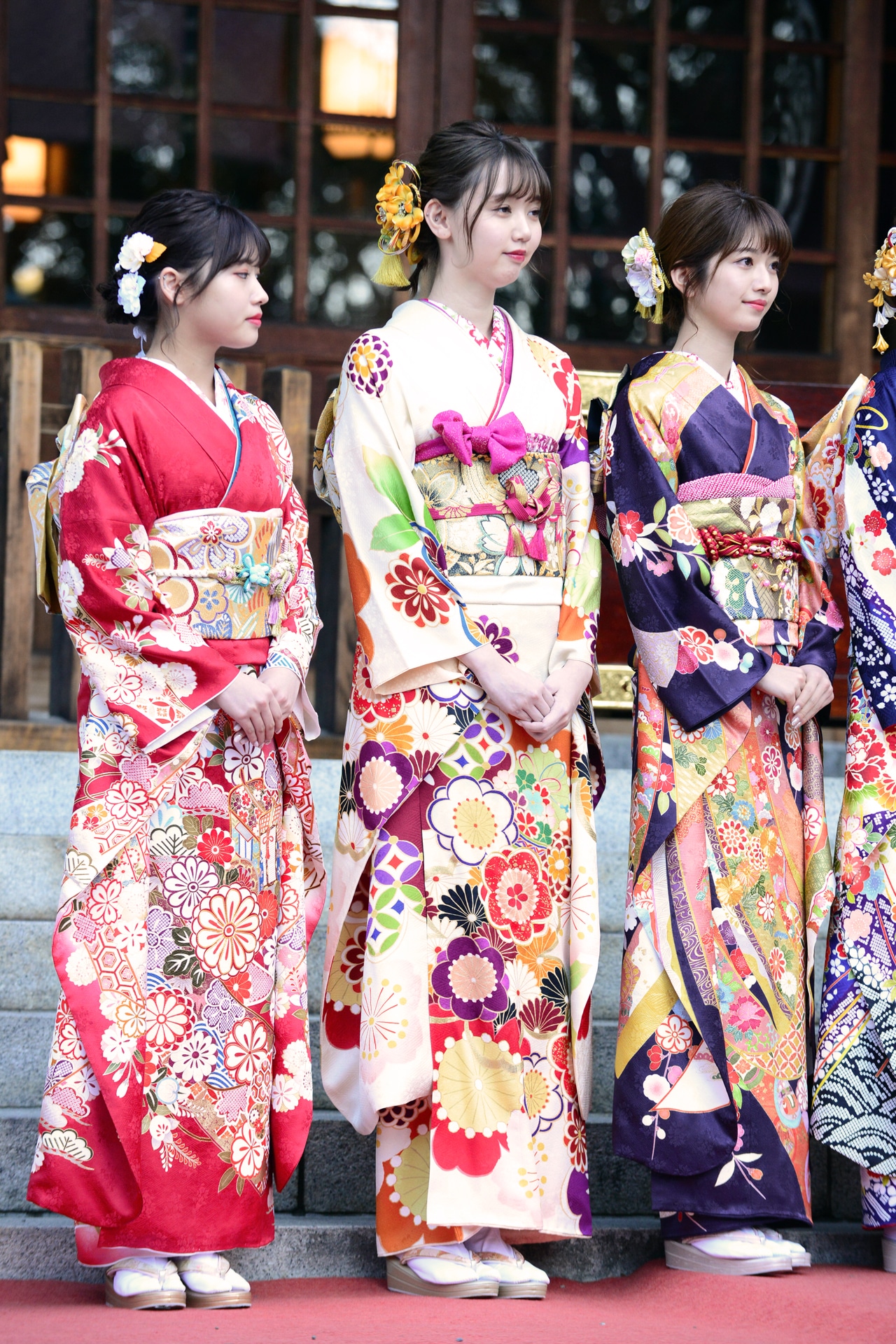 左から古田愛理、江野沢愛美、小室安未。