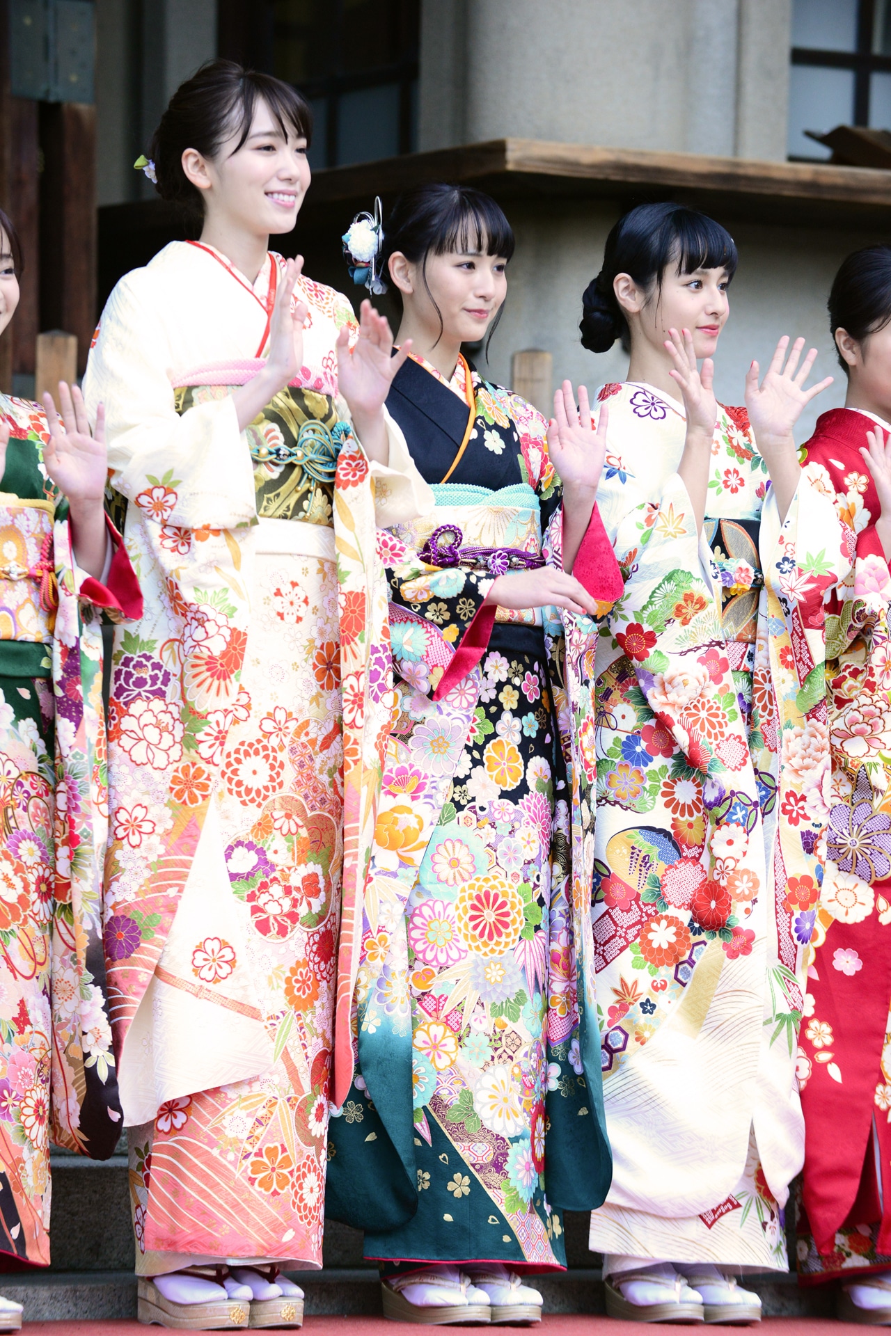 左から飯豊まりえ、浅川梨奈、大幡しえり。