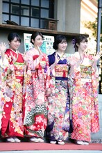 左から大原優乃、山谷花純、前島亜美、日比美思。