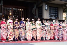 左から古田愛理、江野沢愛美、小室安未、Niki、生見愛瑠、今泉佑唯、飯豊まりえ、浅川梨奈、大幡しえり、大原優乃、山谷花純、前島亜美、日比美思。