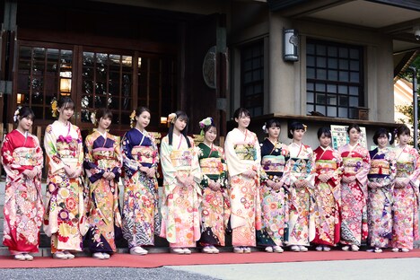 左から古田愛理、江野沢愛美、小室安未、Niki、生見愛瑠、今泉佑唯、飯豊まりえ、浅川梨奈、大幡しえり、大原優乃、山谷花純、前島亜美、日比美思。