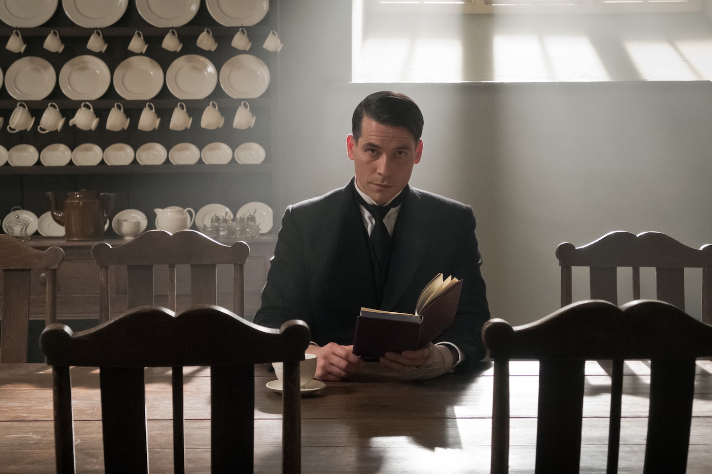 ロブ・ジェームズ＝コリアー演じる執事トーマス・バロー。