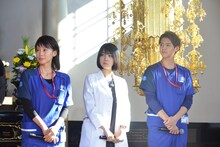 左から中谷美紀、松本穂香、片寄涼太。