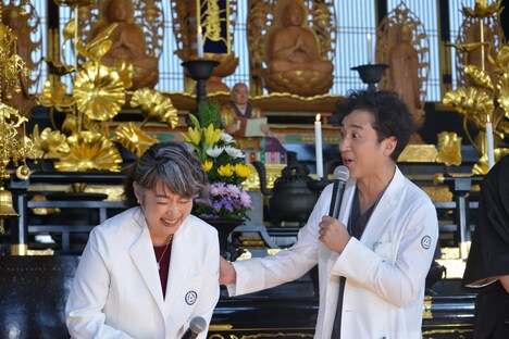 余貴美子（左）の注目ポイントに驚くムロツヨシ（右）。