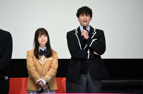 左から橋本環奈、小関裕太。