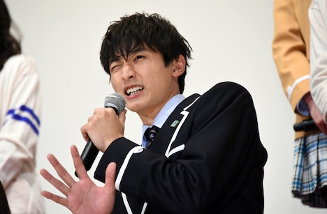 挨拶中に「ショッキング」を体で表現する小関裕太。