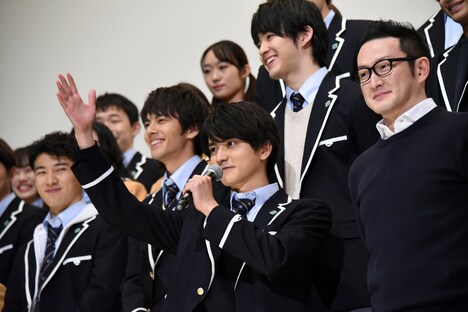 入場早々「デスゲームへようこそ！」と宣言した瀬戸利樹（中央下）。