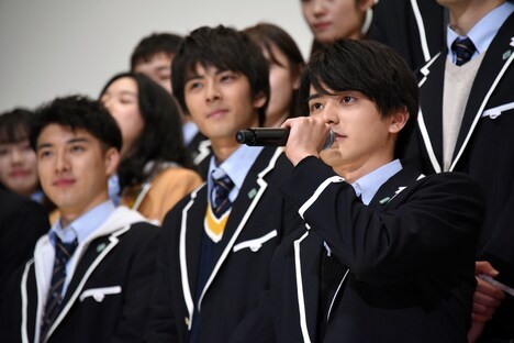 瀬戸利樹（右）