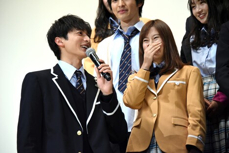 左から小関裕太、恒松祐里。