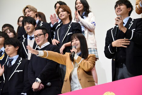 観客の撮影タイム終了時に「はい、終わりー！」と制止する橋本環奈。