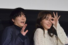 「シライサン」の初日舞台挨拶の様子。左から稲葉友、飯豊まりえ。