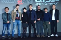 左から谷垣健治、小路アンドリュー、安部春香、ヘンリー・ゴールディング、ロベルト・シュヴェンケ、イコ・ウワイス、平岳大。