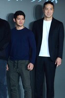 左からイコ・ウワイス、平岳大。