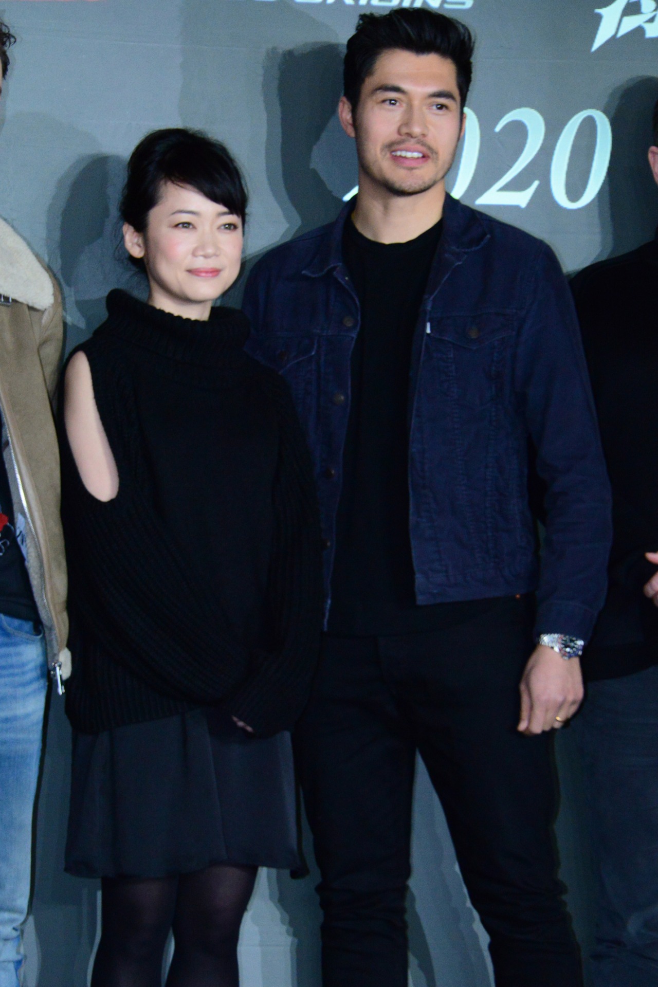 左から安部春香、ヘンリー・ゴールディング。