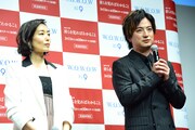 左から木村多江、上地雄輔。