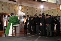 祈祷を受けるキャストとスタッフ。