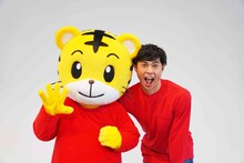 左からしまじろう、小島よしお。