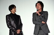 藤原竜也（右）を見つめる新田真剣佑（左）。